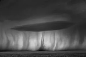 عکاسی سیاه و سفید از طوفانهایی شوم و نامیمون